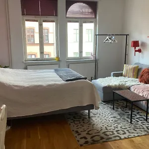Med Eget Badrum Och Stort, Delat Koek,centralt I A In An Apartment, Own Bathroom And Kitchen Shared With A Family Apartment Malmo